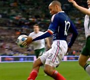 Thierry Henry kamuolį sustabdė ranka
