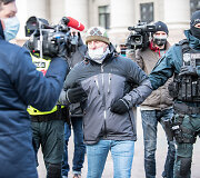 Vilniuje &ndash; protestas prie&scaron; veido kaukes