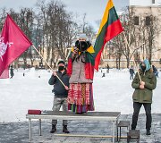 Vasario 16-ąją savoti&scaron;kai paminėjo ir būrelis žmonių, susirinkusių į piketą &bdquo;Vasario 16-oji: už mano ir Tavo konstitucines Žmogaus teises!&ldquo; Vilniaus Luki&scaron;kių aik&scaron;tėje