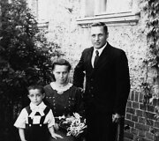 omualdas Jakubas Veksleris-Va&scaron;kinelis su įtėviais Piotru ir Emilija Va&scaron;kineliais.