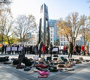 Socialinių darbuotojų akcija &bdquo;Kiek galime gintis rankinėmis?&ldquo;