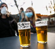 Pirmadienio vakarą žmonės būriavosi lauko kavinėse Vilniuje