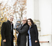 Aras Vėberis, Martyna Kerbedytė ir jų sūnus Nojus krik&scaron;tatėviui Kastyčiui Kerbedžiui ant rankų