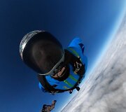Arvydas Vasiliauskas (antrame plane &ndash; su baltu &scaron;almu, margu kostiumu)