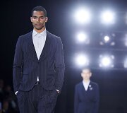 &bdquo;Emporio Armani&ldquo; 2018 m. pavasario ir vasaros kolekcijos modelis