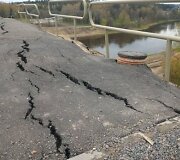 Pradėjo trupėti naujojo tilto prieigos