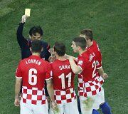 Futbolo rungtynių teisėjas Yuichi Nishimura rodo geltoną kortelę kroatui Dejanui Lovrenui (6)