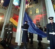NATO vėliavos pakelimo cermeonija 2004 metais