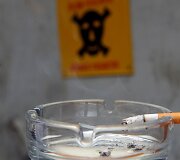 Smilkstanti ant peleninės kra&scaron;to palikta cigaretė