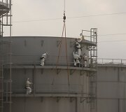 Darbuotojai prie Fuku&scaron;imos-1 atominės elektrinės stato vandens rezervuarus