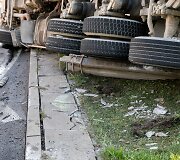 Žiedinėje sankryžoje apvirto betonvežis