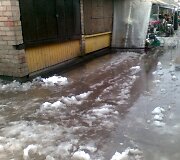 Kalvarijų turguje pirkėjai braido po balas