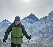 Geriausiai Everestas matosi nuo Kala Patthar kalno &ndash; už mano nugaros tamsiausias trikampis ir yra Everestas
