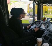Justina Remeikaitė vairuoja vilkiką kartu su partneriu ir katinu