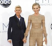 Ellen Degeneres (kairėje) su žmona Portia de Rossi