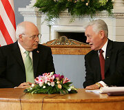 Lietuvos prezidentas Valdas Adamkus ir JAV viceprezidentas Dickas Cheney Vilniuje 2006-aisiais