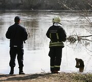 Gelbėtojai upės pakrantėje
