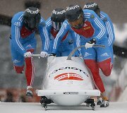 Rusijos sportininkai stumia ledroges 