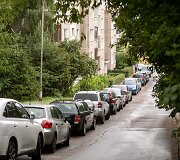 Automobiliai prie daugiabučių