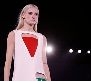 &bdquo;Pierre Cardin&ldquo; 2022 m. pavasario ir vasaros kolekcijos modelis