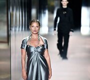 &bdquo;Fendi&ldquo; 2021 m. pavasario ir vasaros auk&scaron;tosios mados kolekcijos modelis: Kate Moss