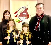 Kaja ir Klėja su tėvais po konkurso &bdquo;Edelweiss&ldquo; Vienoje (Austrijoje), kuriame laimėjo &bdquo;Grand Prix&ldquo; ir dvi pirmas vietas