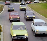 Automobiliai su geltonais žibintais