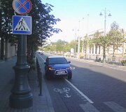 Tipinis pažeidimas: Gedimino prospekte ant dviračių tako numestas neva sugedęs (dėl avarinės signalizacijos) automobilis.