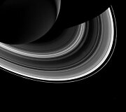 Saturno &scaron;e&scaron;ėlis ir žiedai. Tarp žiedų ir &scaron;e&scaron;ėlių matyti Mirties žvaigždę i&scaron; Žvaigdžių karų primenantis Saturno palydovas Mimas (de&scaron;iniajame apatiniame kampe, 2014 m. kovo 3 d.) 