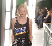 &bdquo;Louis Vuitton&ldquo; 2021 m. pavasario ir vasaros kolekcijos modelis