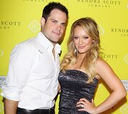 Hilary Duff su vyru Mike'u Comrie &scaron;venčia trečiąsias santuokos metines