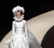 Devon Aoki vilki &bdquo;Chanel&ldquo; 2000 m. vestuvinę suknelę