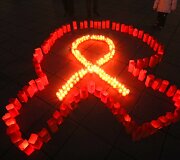 Žvakės V.Kudirkos aik&scaron;tėje degė kovos su AIDS dienos proga.