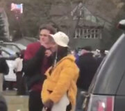 Malia Obama su draugu