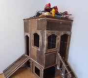 I&scaron; senos sekcijos gaminamas vaikų žaidimo namelis