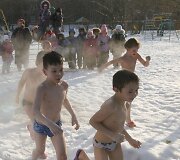 &Scaron;altą žiemos dieną darželinukai prausiasi kieme.