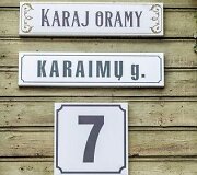 Penktadienį sostinės Žvėryno Karaimų gatvėje atidengtas gatvės puo&scaron;ybos elementas karaimų kalba