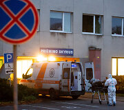 COVID-19 pacientai atvežami į Vilniaus miesto klinikinę ligoninę