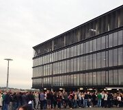 Prie Žalgirio arenos daugybė žmonių, norinčių kartu stebėti finalinę krep&scaron;inio čempionato kovą.