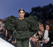 Juozo Statkevičiaus 2020 m. pavasario ir vasaros &bdquo;haute couture&ldquo; kolekcijos modelis