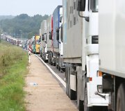 Vilkikų eilės Latvijos-Rusijos pasienyje netrumpėja.