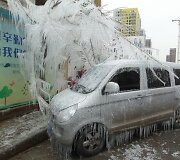 Automobilis virto ledo skulptūra