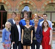 Pirmoje eilėje i&scaron; kairės Evanna Lynch, Rupertas Grintas, Emma Watson, Tomas Feltonas, Bonnie Wright, (antroje eilėje i&scaron; kairės) Jamesas Phelpsas, Oliveris Phelpsas, Domhallas Gleesonas ir Matthew Lewisas