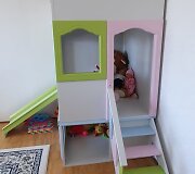 I&scaron; senos sekcijos pagamintas vaikų žaidimo namelis