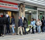 Žmonės laukia prie įdarbinimo biurio Madrido rajone