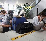 Skrydžio laukiantys keleiviai viename i&scaron; Prancūzijos oro uostų