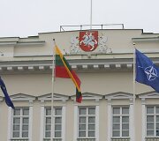 Lietuvos, Europos Sąjungos ir NATO vėliavų pakėlimas S.Daukanto aik&scaron;tėje, minint Lietuvos įsijungimo į &Scaron;iaurės Atlanto Sutarties Organizaciją (NATO) 5-ąsias metines