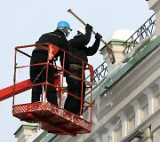 Varveklius daužantys darbininkai