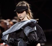 &bdquo;Yohji Yamamoto&ldquo; 2019 m. pavasario ir vasaros kolekcijos modelis