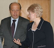 Prezidentė gana smarkiai kritikavo A.Kubiliaus Vyriausybę ir tos kadencijos Seimą dėl mokesčių pakeitimų, nei&scaron;naudojamo laiko kitų problemų sprendimui. Ne visi prezidentės Seimui pateikiami pasiūlymai buvo priimami.